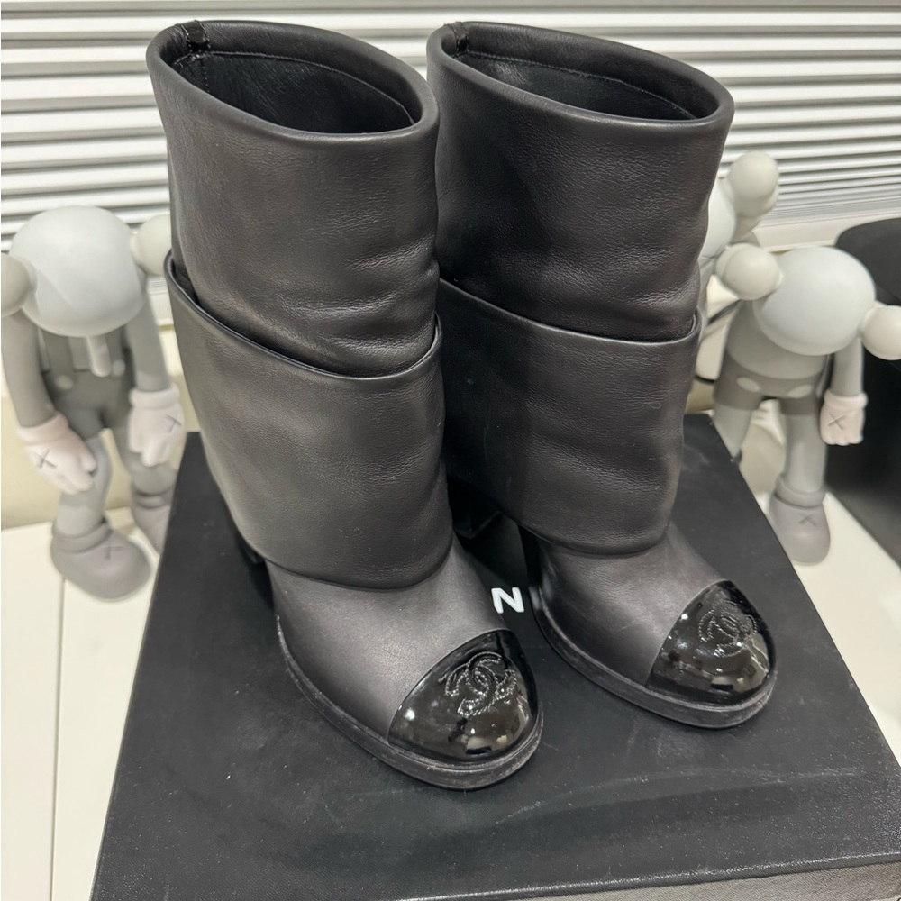 Chanel Woman’s fold over heel Boots size 38 black leather - Picture 2 of 7